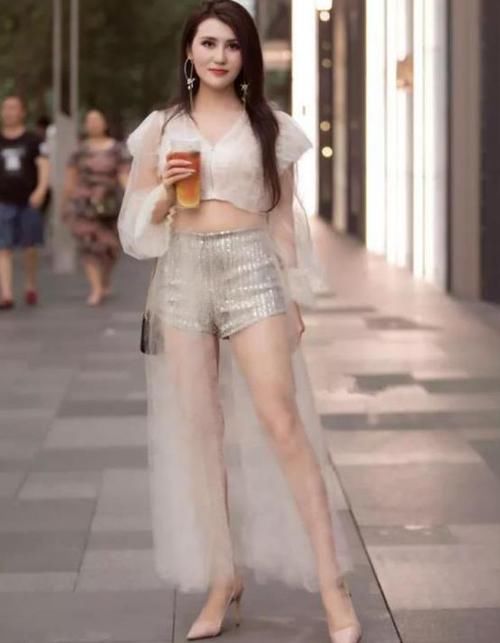  『面带微笑』街拍：面带微笑的小姐姐，一件粉色短袖配白色短裤，青春靓丽迷人