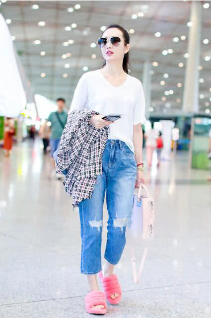 36岁王鸥真敢穿！慵懒风不够拖鞋来凑，网友：看到拖鞋我只沉默