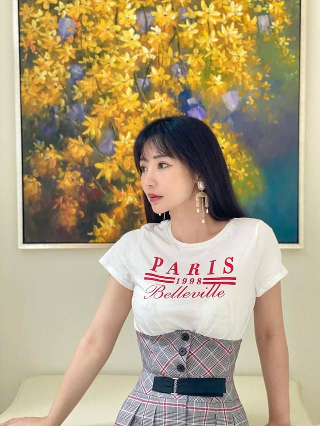 凹凸@马蜂腰40岁里少见,柳岩把格子裤穿火了!高腰设计尽显凹凸身材