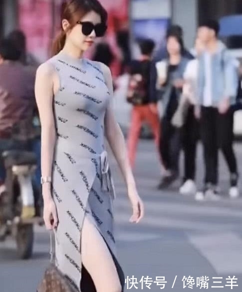  小姐姐@小姐姐真美！灰色裙子遍布字母，看到开叉设计时我魂都丢了！