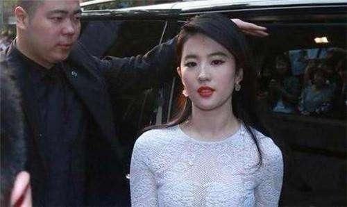 刘亦菲的镂空紧身衣穿出超性感身材，做她的保镖真幸福啊