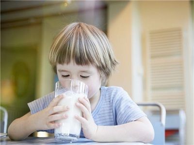 宝宝真的再饿也不能空腹喝牛奶吗?不要再被谣言误导了