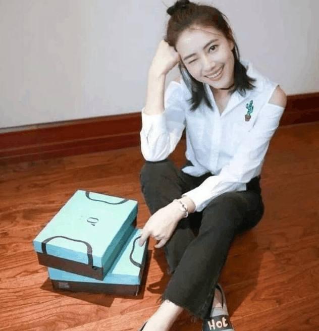 久未露面的高圆圆穿一字肩开叉裙现身,不小心穿成一字肩最美的