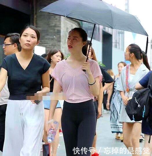 打底裤搭配粉色上衣，减龄了至少10岁，美少女就该这么穿！