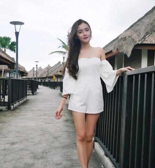 街拍：美女穿衣时尚又有个性，网友: 个个都很美！