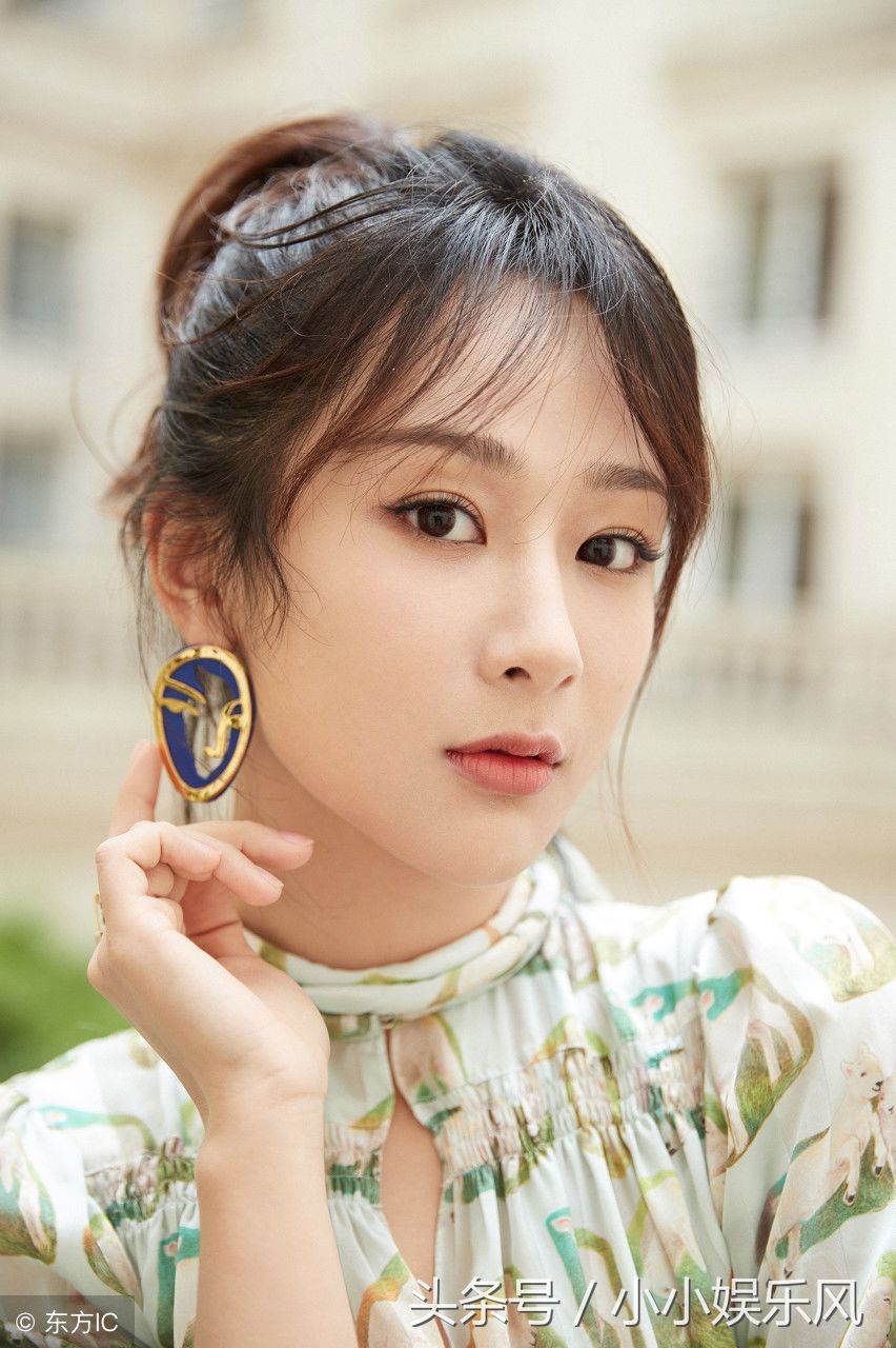 杨紫一袭古典长裙亮相，少女气息不再，少妇气息十足