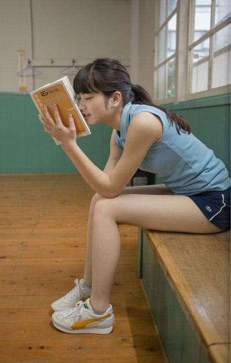 紧身裤展现出你优雅的时尚品位，时尚撩人美搭充满女神风