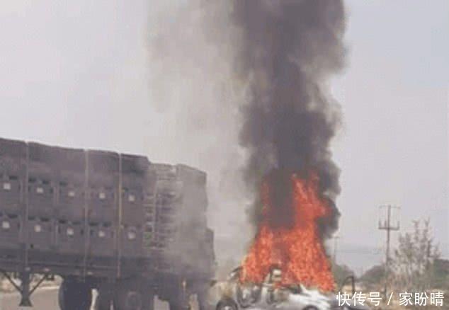 哈利斯科新一代集团@墨西哥毒贩逼迫多名受害者跪在一起,公然开枪将对方爆头打死