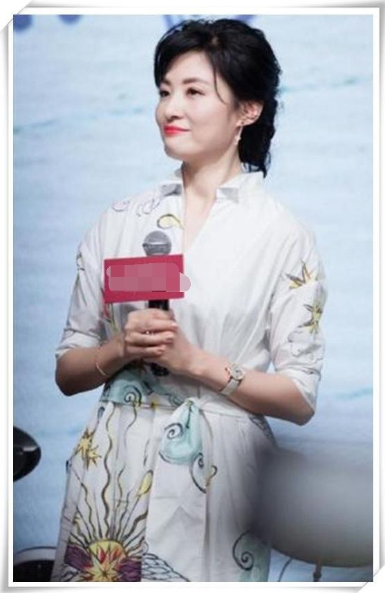 周涛又惊艳了!50岁穿涂鸦裙宛如18岁少女，网友直呼:嫩炸了