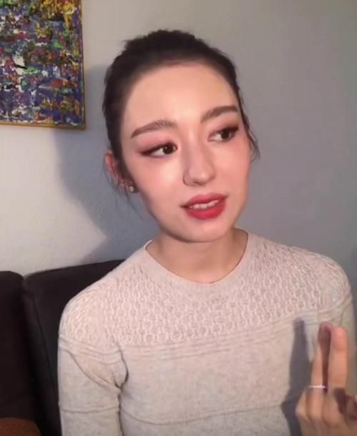 #厚涂#吉娜直播化妆过程，口红厚涂欧美风明显，眼部妆容依然是浓妆