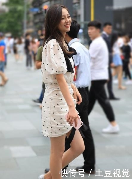 『蝴蝶结』斑点裙美女出街,这蝴蝶结是装饰吗