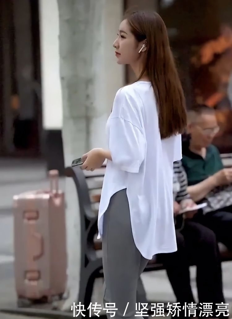 美女|美女是来街拍还是去买菜,穿着“睡衣”就出门了,够接地气