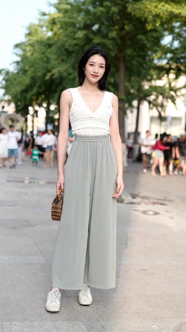 夏季穿宽松的裤子，她们为什么要把上衣扎在裤腰里?其实大有讲究
