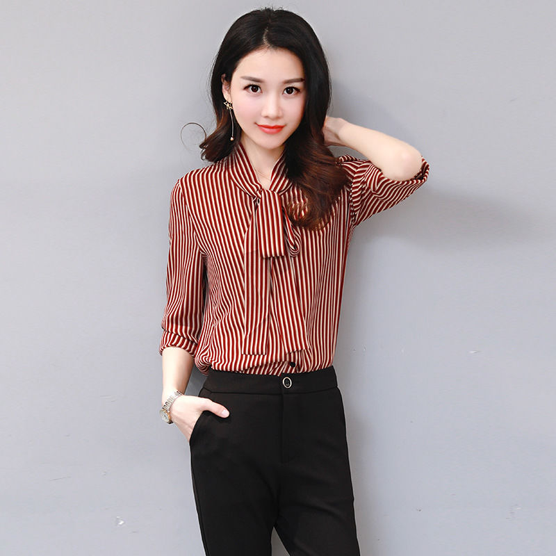 难怪妈妈中秋不穿裙回家!穿这新款小衫，洋气显年轻，哪有58岁