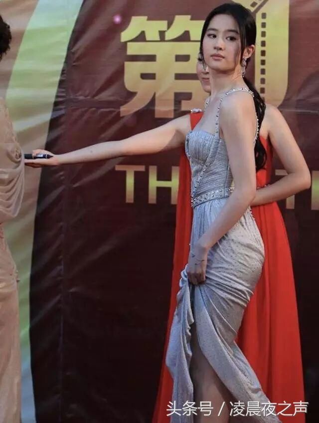 刘亦菲参加活动，上身居然穿的那么紧，网友：这条缝撑得好大