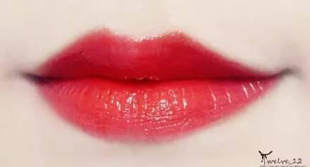 砖红色，吃土色已经OUT了!水红色口红颜色才是今年秋天的流行色