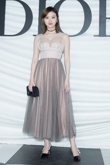 都是品牌活动大使，baby昂首挺胸造型仍输景甜，差距太大了