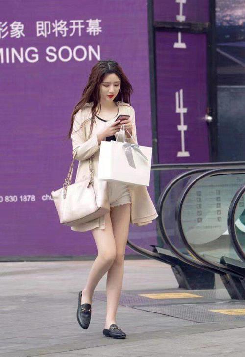 路人街拍：曾以为牛仔裤不适合高跟鞋，被小姐姐一穿，秀出曲线美