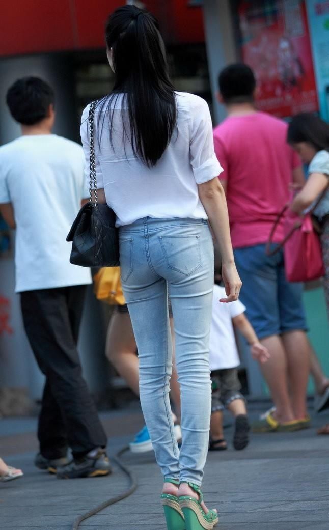 三组街拍图看出,为什么中国美女穿紧身裤不及