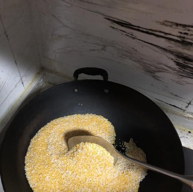  鱼饵■「自制鱼饵」自己动手制作酒米窝料，重在参与