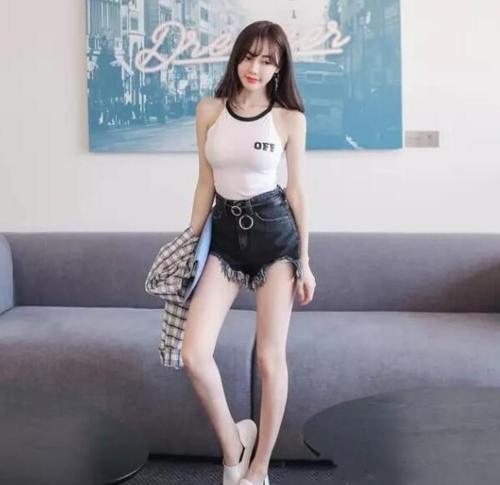 窈窕有致的牛仔短裤小姐姐，秀出迷人好身材，魅力十足！