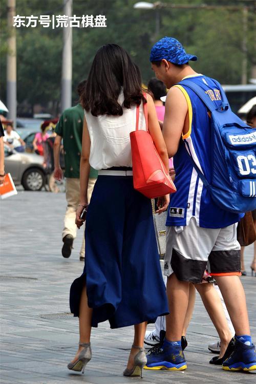尖头细跟鞋搭配一条七分阔腿裤居然会有这么好的效果