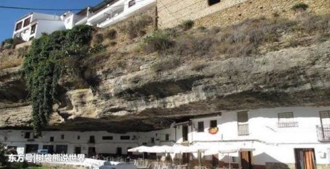 被巨石压了600多年的小镇：房屋都没有屋顶，下雨天也不用打伞