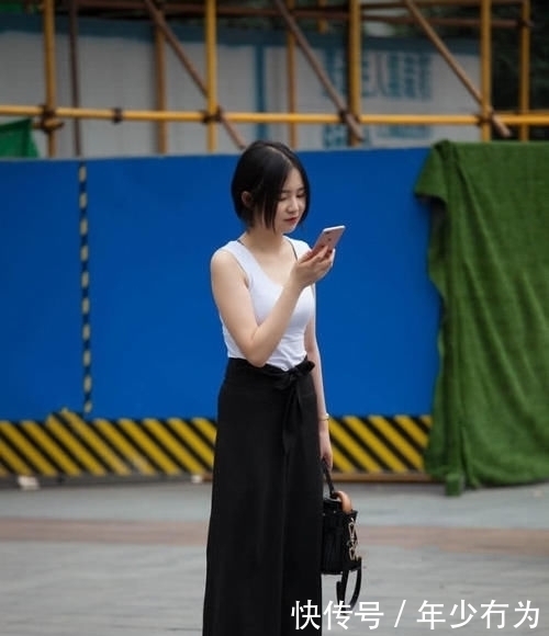姿态■白色上衣搭配阔腿裤,小清新风格,活泼可爱,尽显小女生姿态