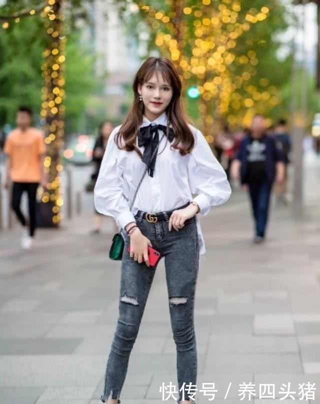  「柔美」毛绒上衣搭配休闲牛仔裤，十分清新脱俗，柔美设计更显大气