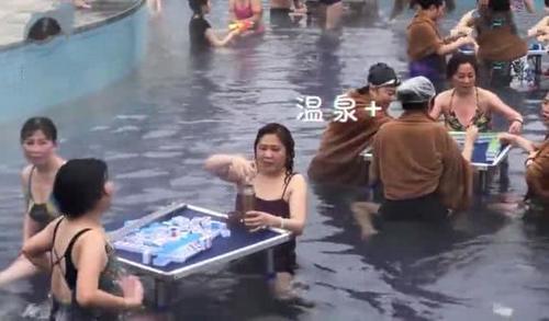 有什么能阻止重庆人打麻将？冬天穿泳衣打麻将，网友：不冷吗？