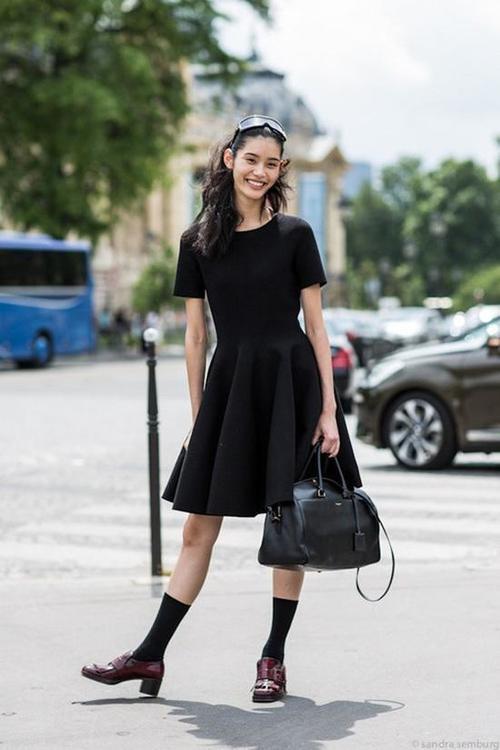 街拍：小黑裙配大长腿，图4的小姐姐真帅，女人都要被她迷住了！