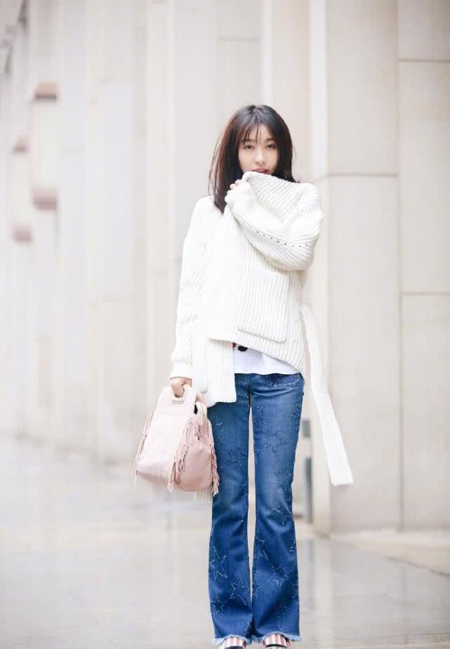 李菲儿头戴渔夫帽，身穿字母上衣就去机场，网友：女神般的身材