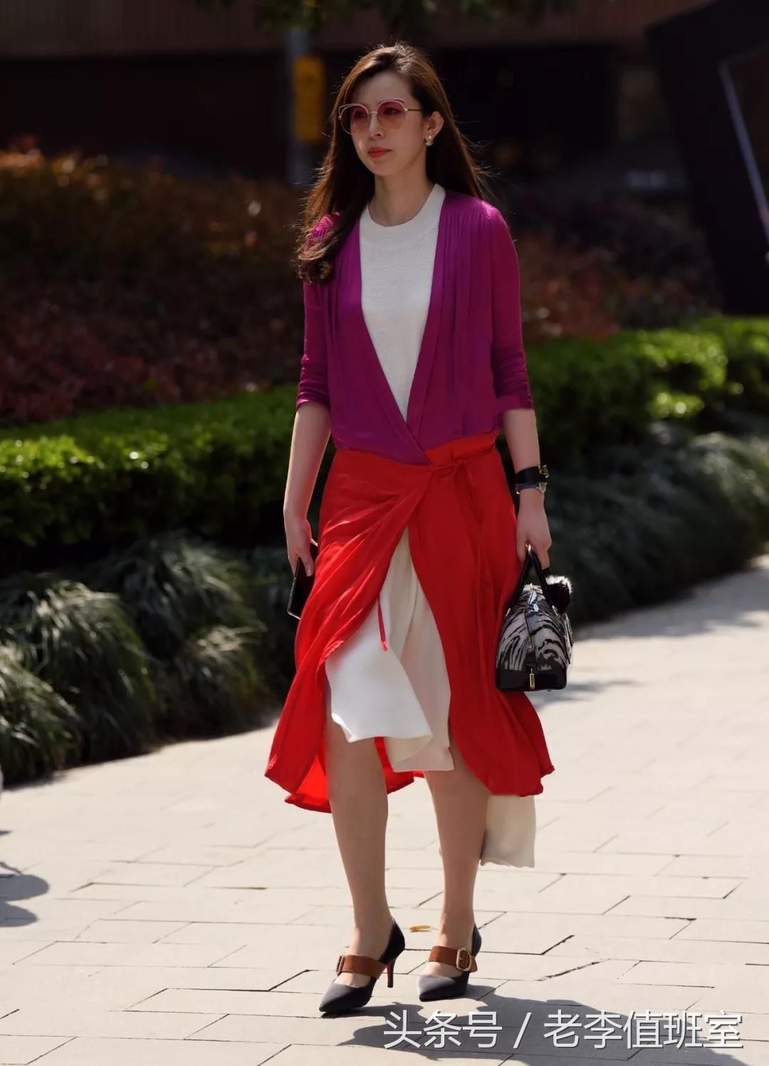 街拍:走路时衣衫飘动明艳动人的性感气质红裙美女