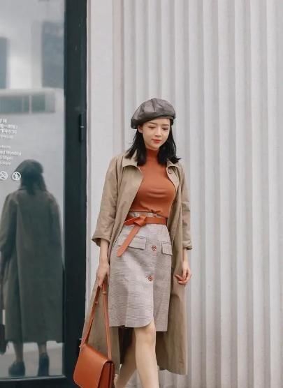  『卡其色』“卫衣+牛仔裤”早就不受宠了，瞧女神三木“惊艳穿搭”，美极了