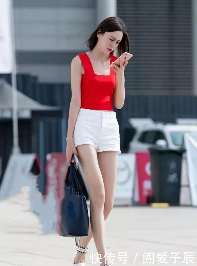 拍白:街拍白短裤+红背心,秀出修长的双腿,彰显满满阳光气息