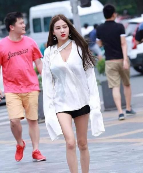  『风衣』养眼女神街拍：丹唇外朗的美女，一件黑色连衣裙外搭卡其色风衣，魅力十足