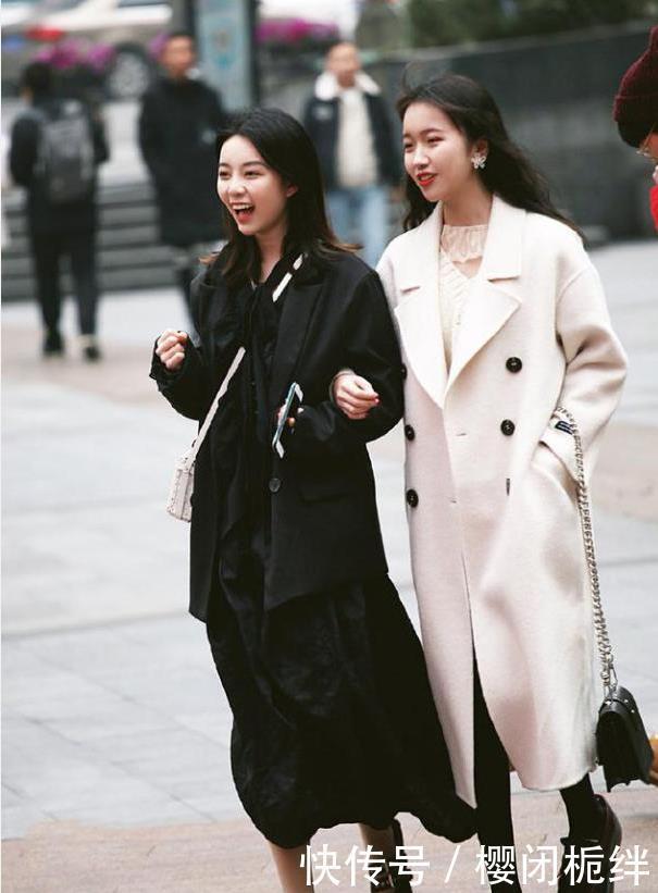  『精致』街拍：两个短裙美腿小姐姐，一个精致，一个丰腴，各有千秋