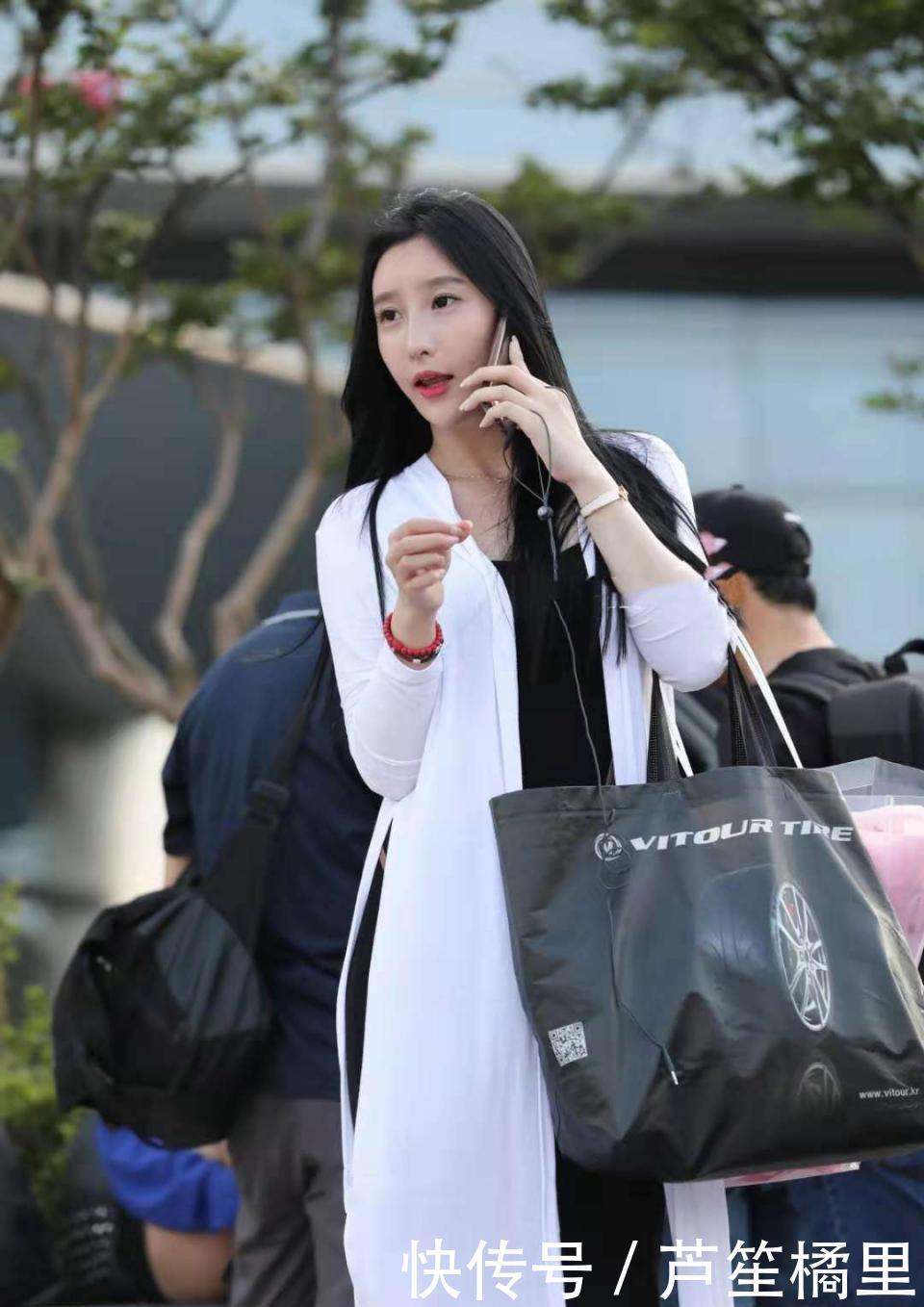 [ 瞬间]清新脱俗瞬间变得不一样！，街拍：小姐姐穿连衣裙出街