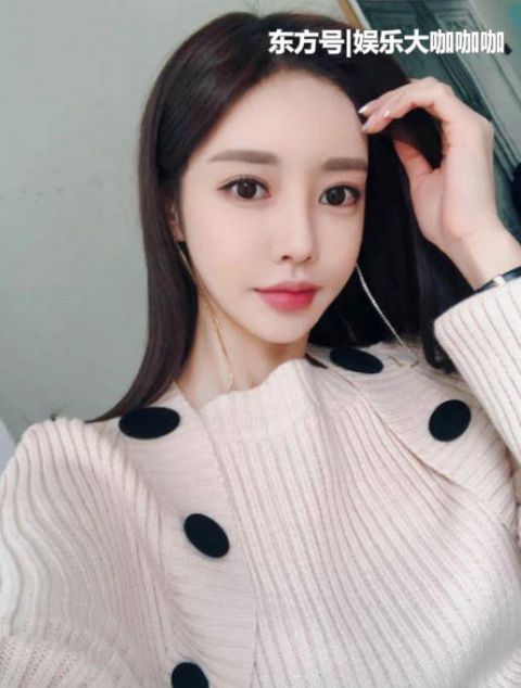  『针织』街拍：天姿国色的美女，一件浅色的针织连衣裙，优雅迷人风采