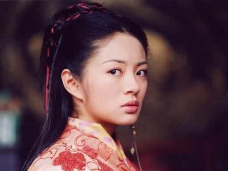 安以轩锁骨和脖颈线条被白裙勾勒得很迷人，佘诗曼更是大气时髦