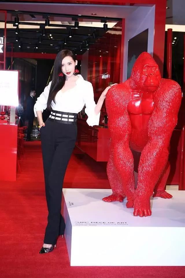 林志玲衬衫少系3个扣子，丰满事业线一露无遗，相当撩人