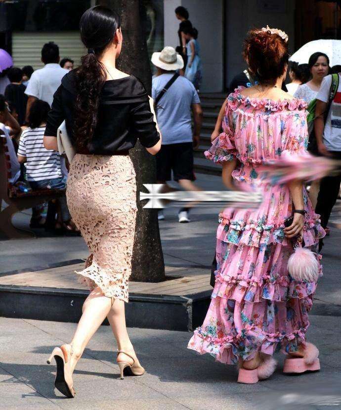 街拍：穿镂空包臀裙的辣妈，若隐若现凸显女人魅力