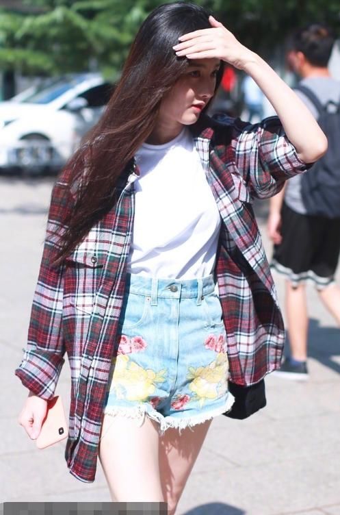 当宋祖儿和姜梓新同穿格子外套,终于知道了谁才是真正的气质女神