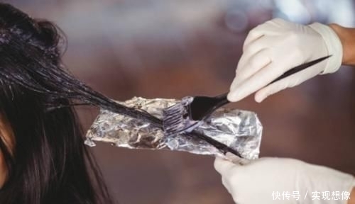 【源于】冬天头皮屑过多,是源于这4种坏习惯,若能改善头发清爽又干净