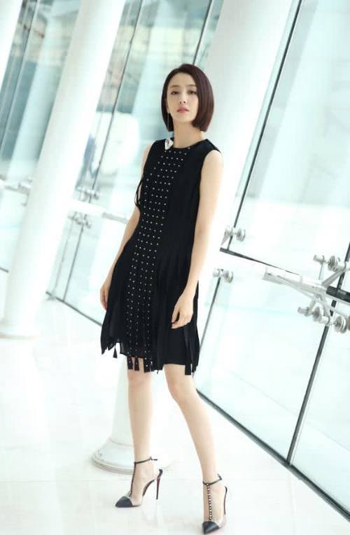 佟丽娅在裙子前面缝七分裤,看起来落落大方,简单又显气质!