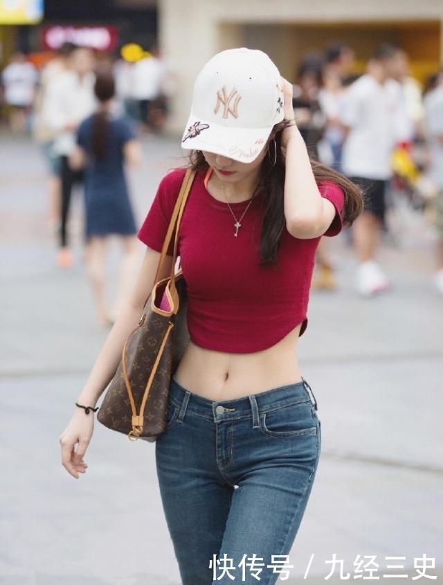  「红色」街拍：健美身材的小姐姐，穿紧身肚脐装秀A4腰，细又长令人羡慕