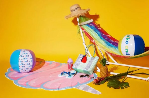 用做杂志的方式开了一家杂货店，店面每天都在变“脸”!