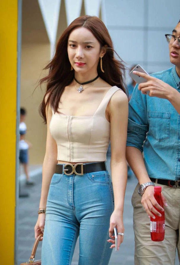 穿着紧身牛仔裤的小姐姐翘臀饱满显出褶皱，前凸后翘的身材让人着