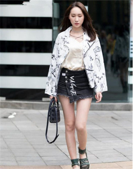 #精致#街拍:身穿红裙美女,身材小巧精致,长相清秀又美丽