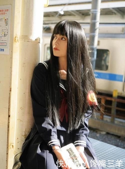  「蓝色」李诞女友黑尾酱另类穿衣服，衬衫只扣一粒扣，露蛮腰表情搞怪